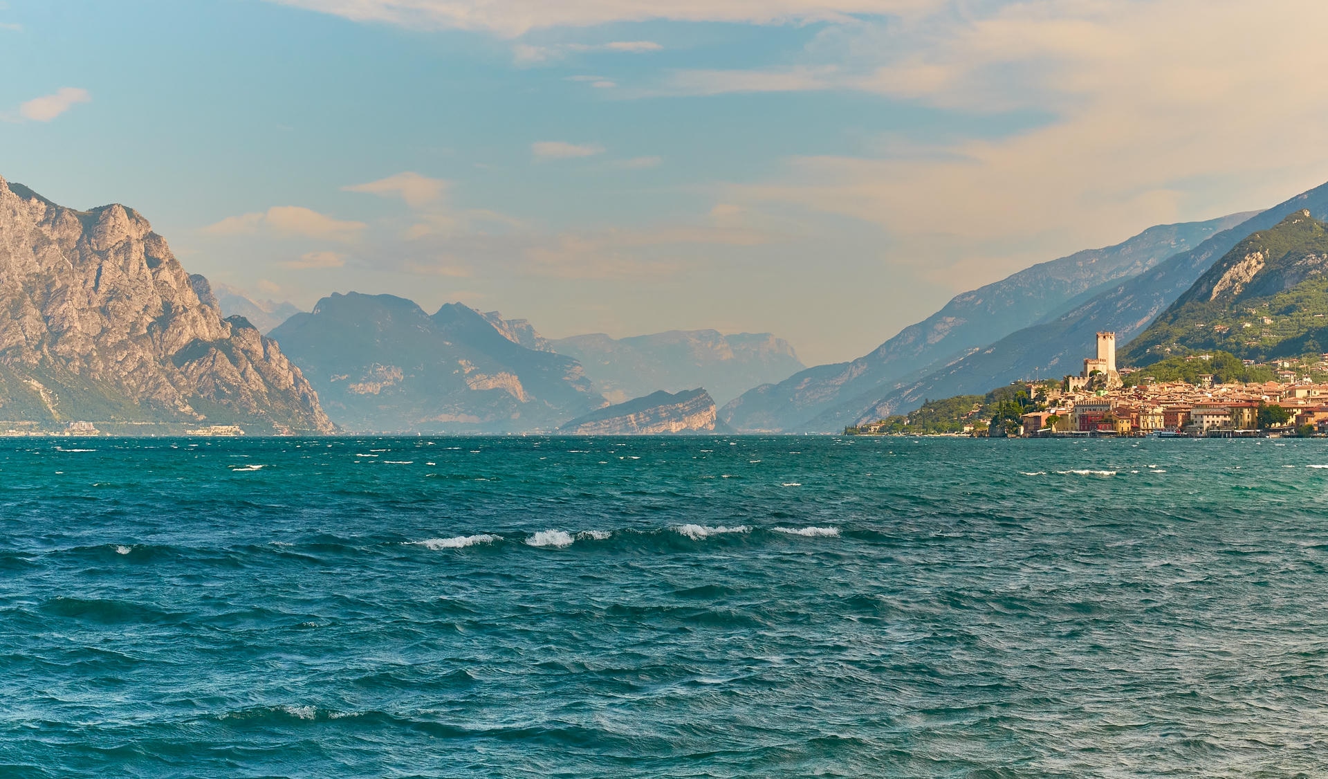 Lago di Garda increspato dal vento, con le colline sullo sfondo